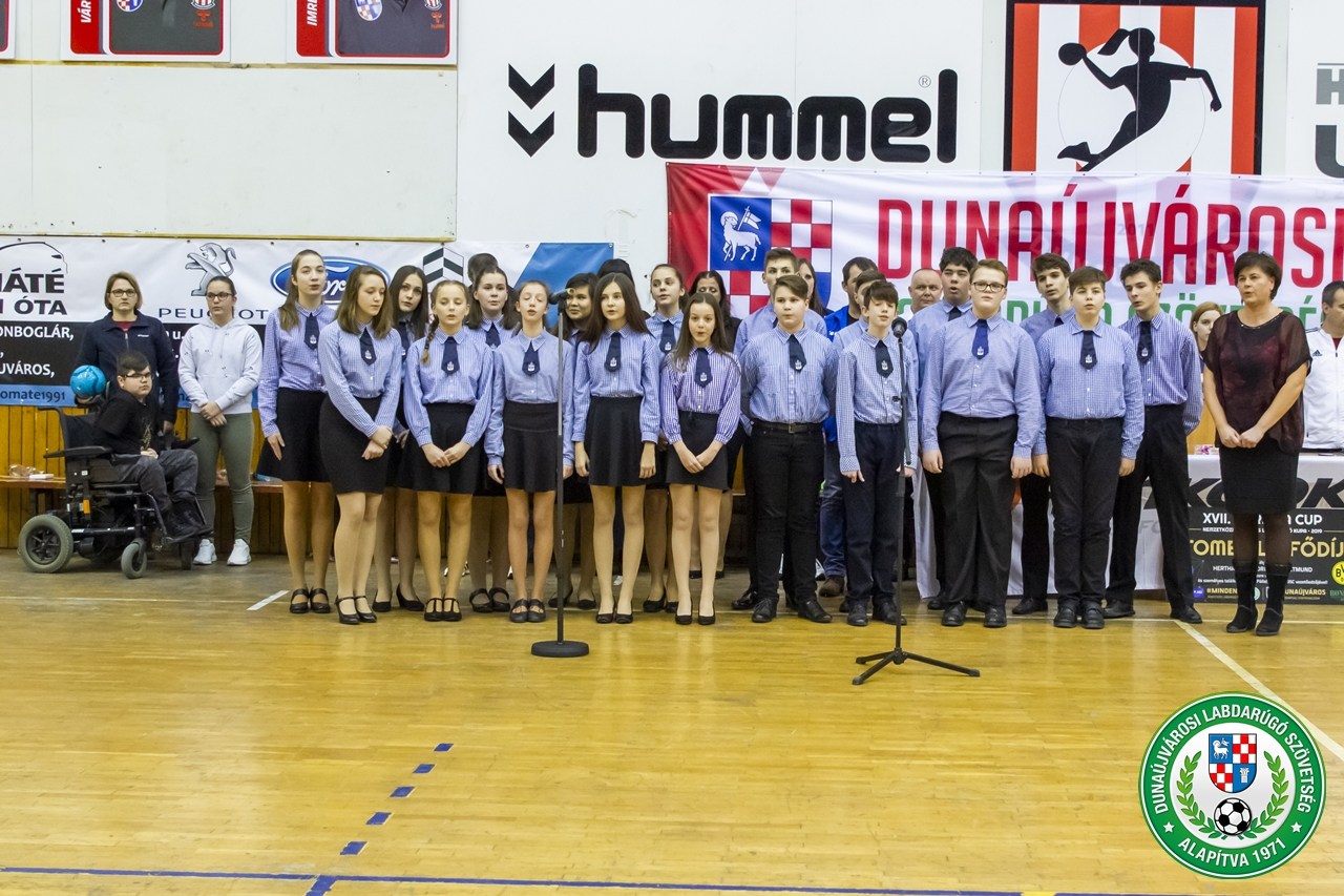 A magyar himnusz ünnepélyes előadása
